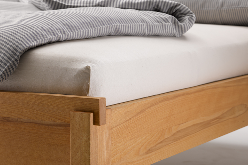 Detailbild von Bettkante aus Buche