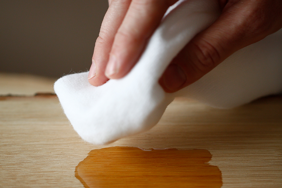 Holzplatte wird eingeölt