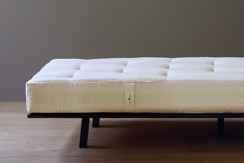 Naturmatratze vor grauer Wand