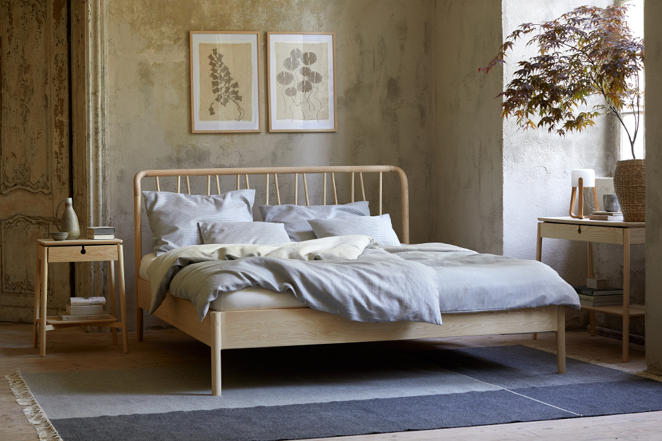 Massivholzbett Abea mit Holzbetthaupt