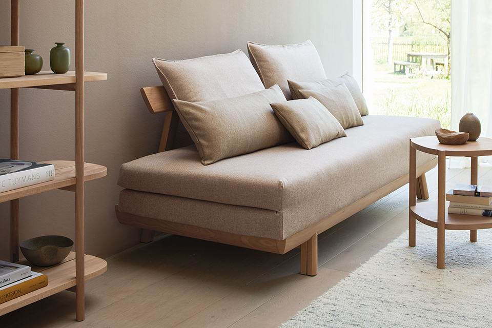 Schlafsofa und Holzregale