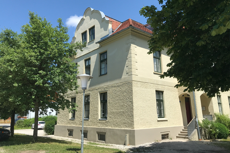 Seitliche Aufnahme des Grüne Erde Büros in Schanrstein