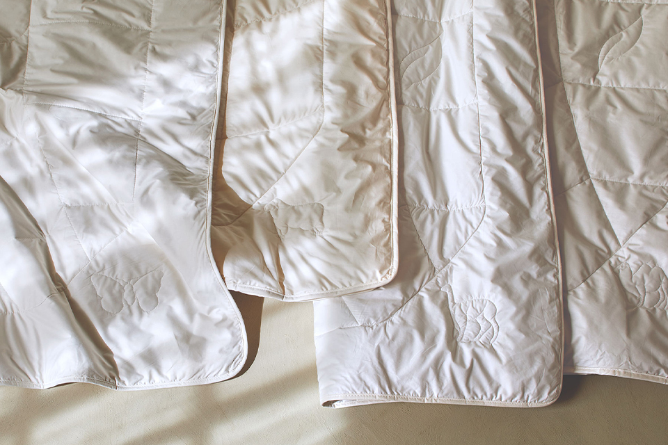 Ökologische Bettdecken auf einem grauen Untergrund