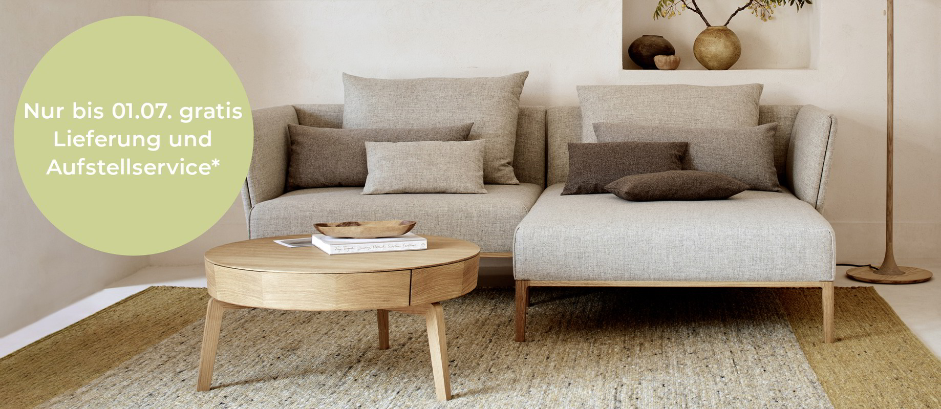 zweier Sofa steht im Wohnzimmer, auf braunem Teppich