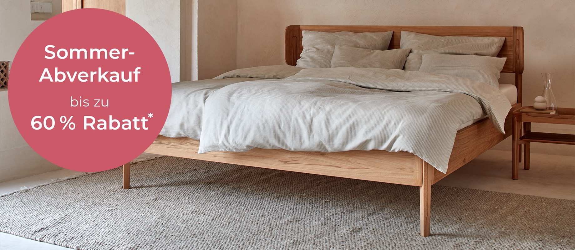 Holzbett Alwy steht im Schlafzimmer, weiße Bettwäsche liegt auf dem Bett, Sommerabverkauf