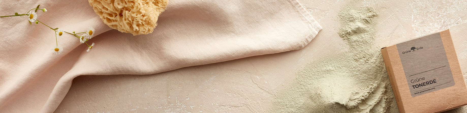 Badewanne im Freien und Schale mit Tonerde