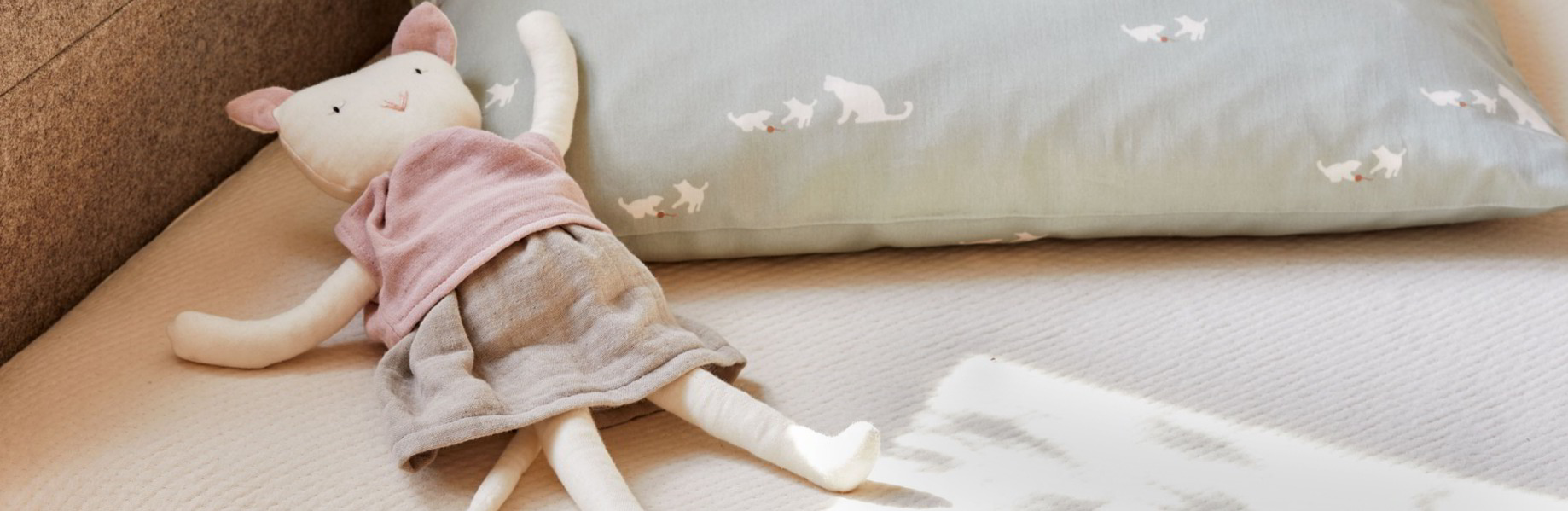 Ein Webmuster eines Seepferdchens links, Katzen-Kuscheltier-Prototypen rechts