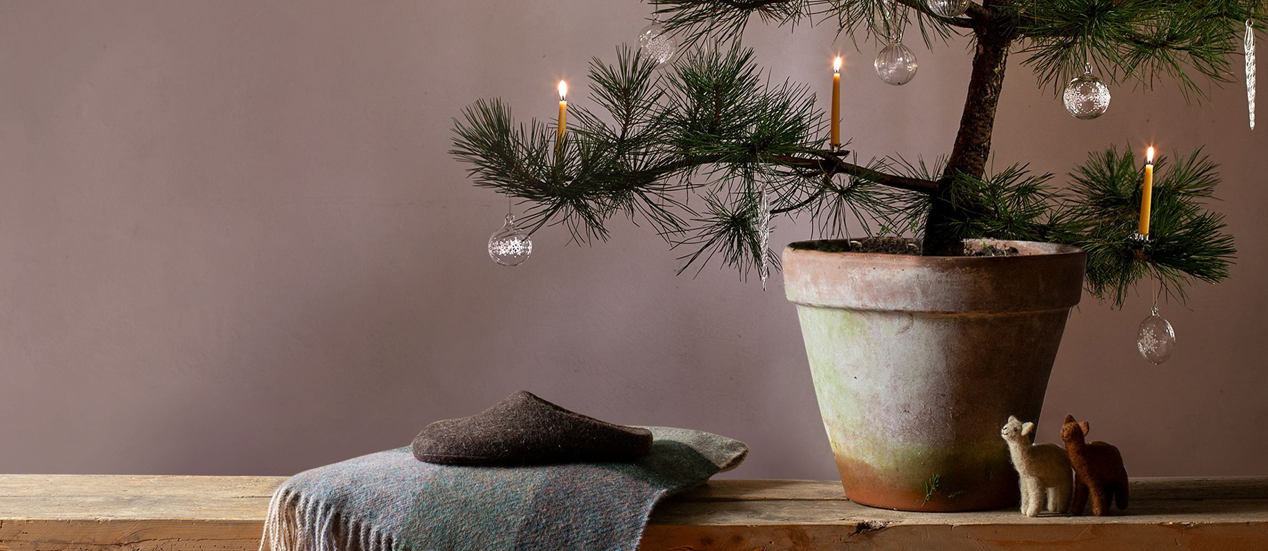 kleiner Weihnachtsbaum auf dem Tisch