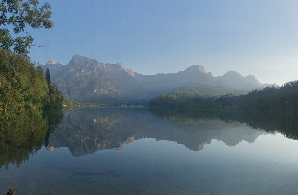 Das Almtal mit seinem Almsee, eine idyllische Kulisse und Ursprung der Grünen Erde