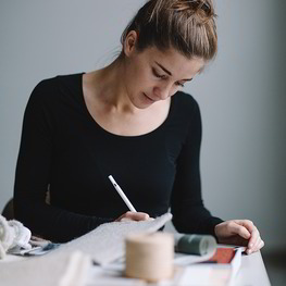 Die Designerin Natalie Pichler aus Linz hat den Naturteppich Mata für uns gestaltet – eine zutiefst Grüne Erde-eigene Variante traditioneller Kelim-Teppiche.