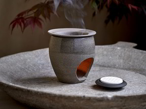 Duftlampe aus Basalt, Duftstein aus Keramik mit Motiv Blume des Lebens