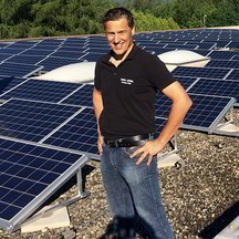 Betriebsleiter M. Reiber auf dem Dach der Grüne Erde Tischlerei