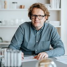 Der Mensch und die Kunst des Handwerks. Der Grazer Designer Johannes Scherr gestaltet seit 2014 Möbel für Grüne Erde, zuletzt das Bett Almara.