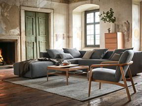 Ecksofa Sereno bodennah, Eiche, Elverum Mocca & Fauteuil Ketil, Eiche