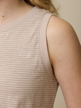 Top aus Bio-Baumwolle, camelie/taupe ringel