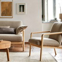 Inspiration - Möbel aus Massivholz, Polstermöbel mit Schurwollstoffen bezogen, ein Teppich aus reinen Naturfasern