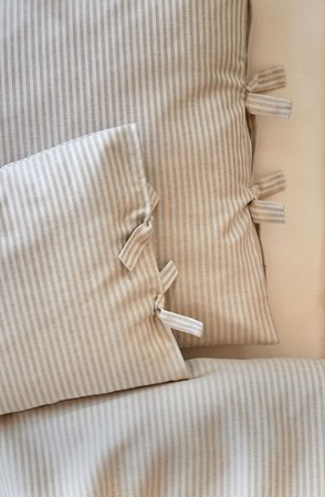 Bildausschnitt gestreifte Bettwäsche in beige und weiß