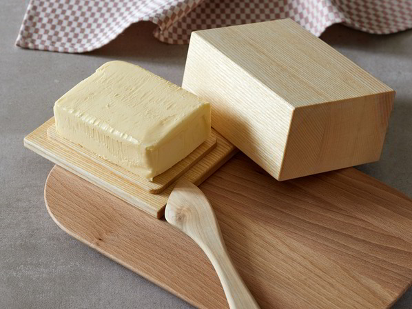 Jausenbrett aus Buchenholz, Butterdose & Buttermesser aus Eschenholz