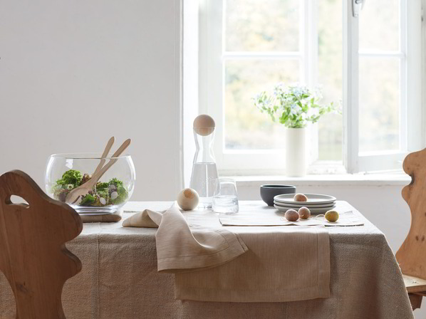 Tischläufer Valena, Karaffe mit Zirbenkugel & Osterschmuck aus Filz