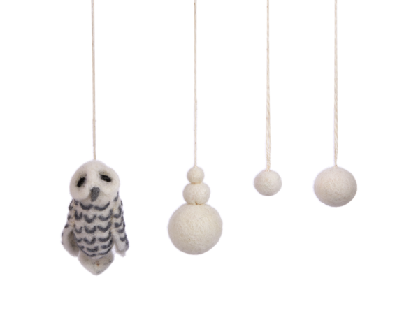 Schneeeule und Filzkugeln, weiß