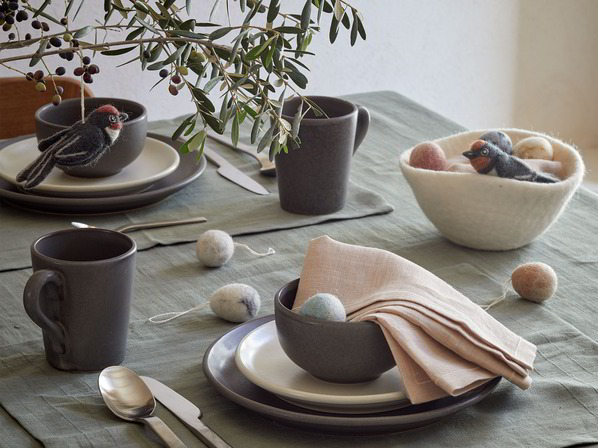 Tischwäsche EMILIA, graugrün &  Geschirr aus Keramik