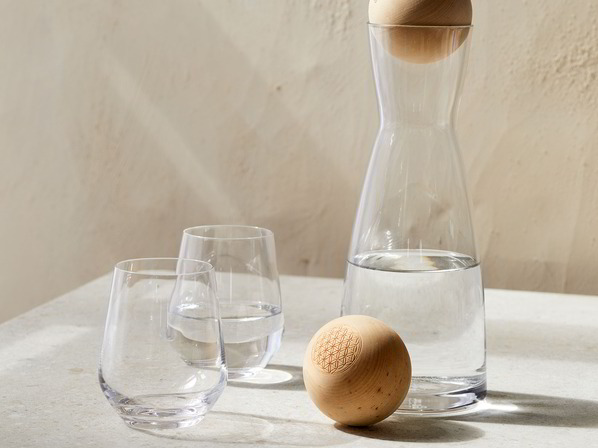 Glaskaraffe mit Zirbenkugel & Saft- und Wasserglas „Blume der Venus“