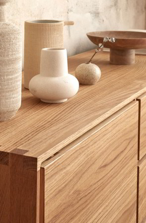 Bildausschnitt eines Regals aus Massivholz