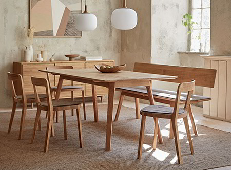 Massivholztische, Stühle & Vitrinen – mit Bekenntnis zur klaren Form entworfen, von unseren Tischlern aus bestem Holz gefertigt.