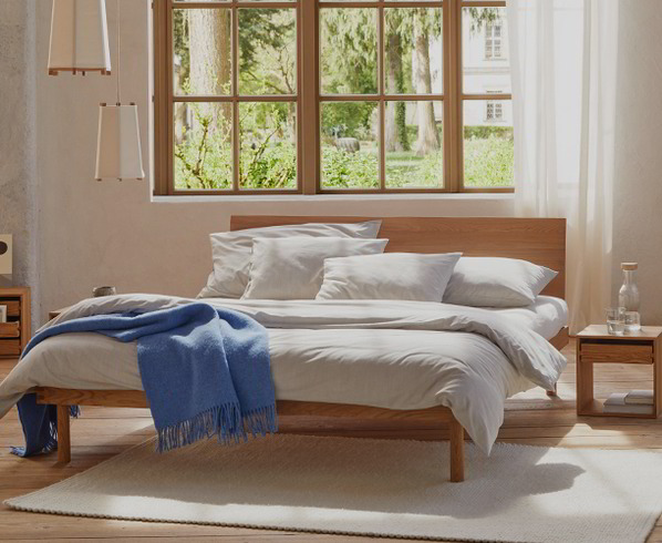 Holzbett steht auf grauem Teppich im Schlafzimmer
