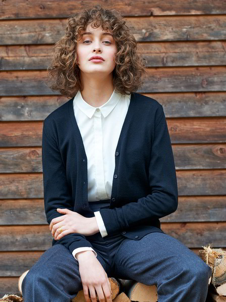 Cardigan schwarz und Hemdbluse weiß