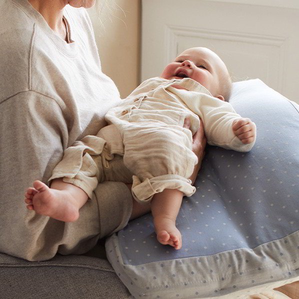 Baby auf Grüne Erde Kissen