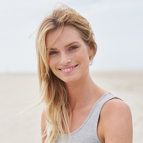 lächelnde Frau mit blonden Haaren 