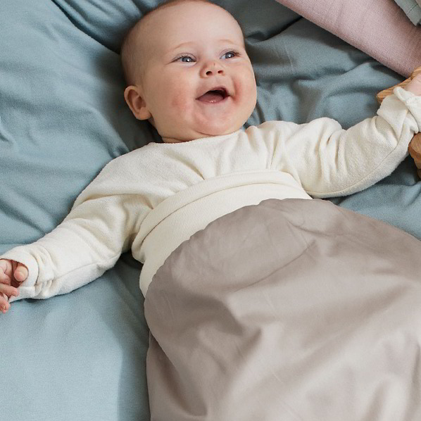 Baby in Bio-Babyschlafsack von Grüne Erde