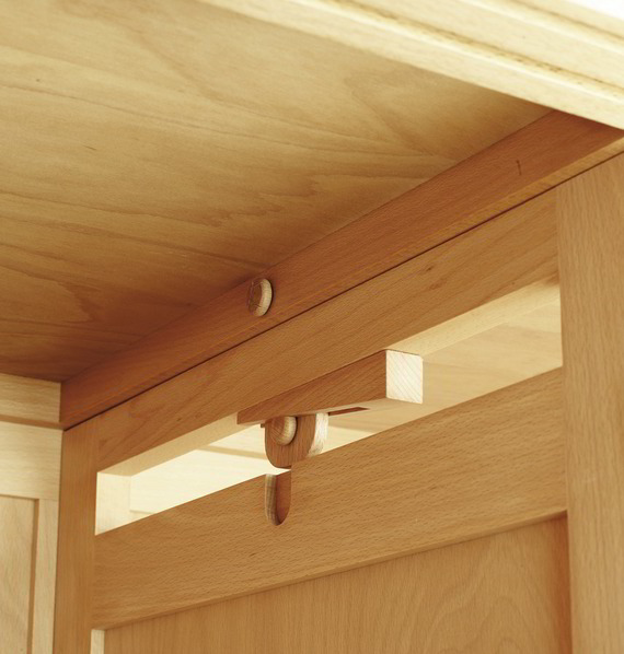 Holzverbindung im Kleiderschrank Kurido: bis ins letzte Detail metallfrei