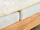 2. Der über zwei Matratzen hinweg reichende Matratzentopper schafft eine gleichmäßige Liegefläche und gleicht die „Besucherritze“ gut aus.