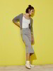 Studioaufnahme: Model vor gelbem Hintergrund weißes Rippentop, grauer Cardigan, Jersey Rock
