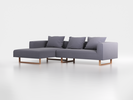 Lounge-Sofa Sereno inkl. 3 Kissen (70x55 cm), B 297 x T 180 cm, Liegeteil links, Kufenfuß, mit Bezug Wollstoff Elverum Torfblau (82), Eiche