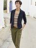 Blazer Jersey in dunkelblau, Top bunter Ringel & Hose in khaki