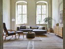 Lounge-Sofa Sereno, Hochlehner Ketil, Hocker Ketil, Sofatisch Tambor mit Bezug Wollstoff Elverum Torfblau & Sideboard Tesoro in Eiche