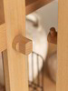 Handwerkliches Detail Drehgriff aus Holz beim Glasschrank