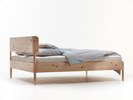 Bett Alwy, mit Holzbetthaupt, Zirbe