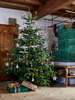 Grüne Erde Christbaum mit Christbaumkugeln in diversen Farben