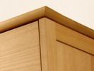 Schrank Elena
Markantes Detail gesimsartige Deckplatte mit gerundeten Kanten Schrank Elena
Markantes Detail gesimsartige Deckplatte mit gerundeten Kanten