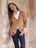 Cardigan, cognac & Bluse, weiss