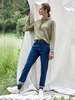 Kapuzenshirt, lindgrün & Relaxed - Jeans, mittelblau denim