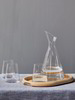 Schräghalskaraffe & Gläser aus Kristallglas, Tablett Eschenholz