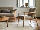 Lounge-Sofa Linera & Fauteuil Ketil, Wollstoff Elverum Haselnuss, Sofatisch Mitsu, Esche