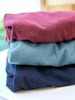 Feiner Jersey in den Farben cranberry melange, topas blau & dunkelblau