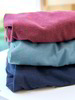 Feiner Jersey in den Farben cranberry melange, topas blau & dunkelblau