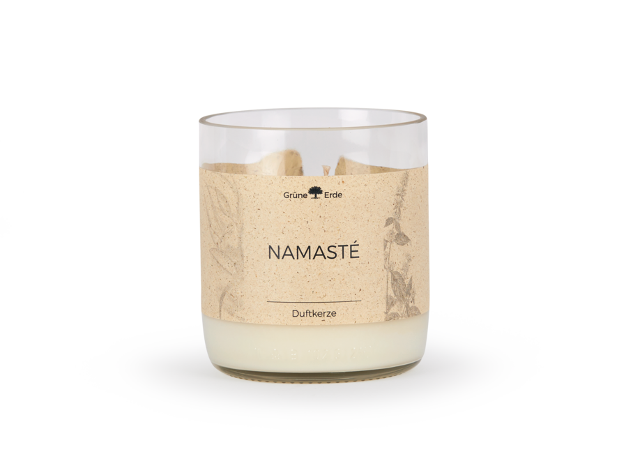 Natürliche Rapswachskerze NAMASTÉ in einer rezyklierten Glasflasche